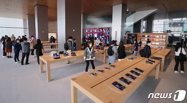 국내 애플스토어 3호점 '애플 명동'이 개장을 이틀 앞둔 7일 미디어 프리뷰 행사를 통해 매장을 공개했다. '애플 명동'은 오는 9일 오전 10시에 공식 개장한다. 2022.4.7/뉴스1 © News1 김진환 기자