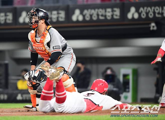 KIA 김도영이 6회말 무사 1,2루에서 박찬호 적시타때 홈에 쇄도하며 첫 득점을 신고하고 있다.