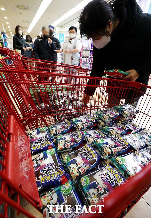 6일 오전 서울 시내 한 대형마트에서 시민들이 영업시간에 맞춰 포켓몬 빵을 구매하고 있다.