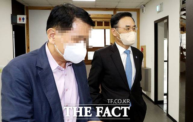 차정인 부산대 총장(오른쪽)이 5일 오후 교무회의장으로 들어서고 있다. 이날 조 씨의 의학전문대학원 입학취소 여부 최종 결정을 위한 안건을 심의했다./뉴시스