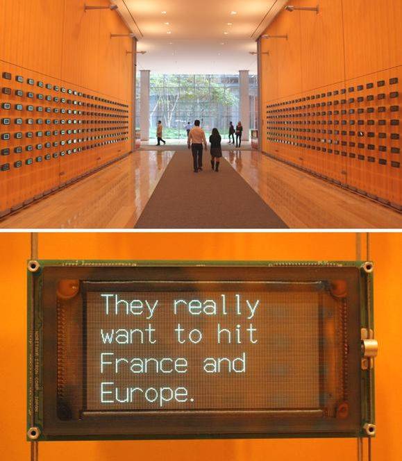 미국 뉴욕시 맨해튼 웨스트(West) 41번가와 42번가 사이에 위치한 뉴욕타임스 본사 로비 모습. 수백개의 진공 형광 디스플레이(Vacuum Fluorescent Display·VFD)가 양쪽 벽에 설치돼 있다. 각 화면에는 기사 본문 일부와 독자들의 댓글 등이 실시간으로 올라온다. 아래 사진은 화면을 가까이서 본 모습. 지상 52층인 이 건물은 이탈리아 출신의 세계적 건축가 렌조 피아노(Renzo Piano)가 설계했다. 로비 사진은 2015년 모습/조선일보DB