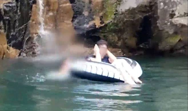 피의자가 강제로 튜브를 흔들자 피해자 고 윤모 씨가 귀를 막으며 "그만 그만해"라고 소리치는 모습/SBS