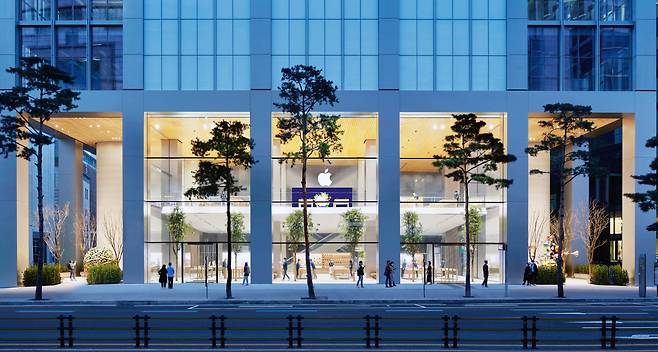애플은 한국의 세 번째 애플 스토어 ‘애플 명동’을 7일 사전 공개했다. 정식 개장일은 오는 9일 오전 10시부터다. 사진은 ‘애플 명동’ 외부 모습. [애플 제공]