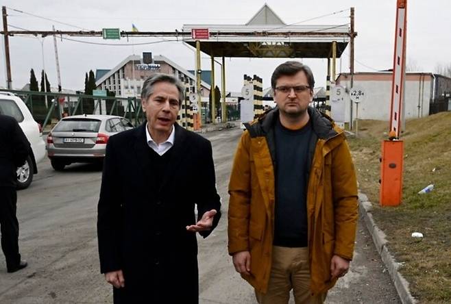 지난 3월 5일 우크라이나·폴란드 국경에서 만난 토니 블링컨 미국 국무장관(왼쪽)과 드미트로 쿨레바 우크라이나 외교장관. AFP연합뉴스