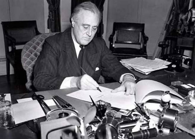 제2차 세계대전 도중인 1941년 3월 11일 미국 의회를 통과한 무기대여법안에 서명하는 프랭클린 루스벨트 당시 대통령. 세계일보 자료사진