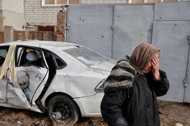 6일(현지시간) 우크라이나 수도 키이우 북쪽으로 약 100㎞ 떨어진 도시 체르니히우에서 한 할머니가 폐허 한 가운데서 얼굴을 감싸쥐고 있다./로이터 연합뉴스