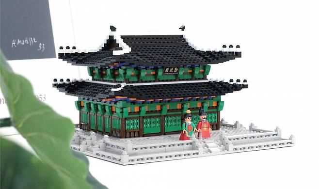 팬덤을 결집시킨 로보트 태권브이 디지털 복원 프로젝트(위)와 한정판 옥스퍼드 근정전 블록(아래) ⓒ와디즈