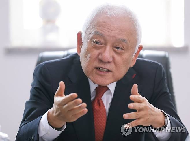 답변하는 김한길 국민통합위원장 (서울=연합뉴스) 김도훈 기자 = 대통령직인수위원회 김한길 국민통합위원장이 6일 오전 서울 종로구 삼청동 인수위에서 연합뉴스와 인터뷰를 하고 있다. 2022.4.7 superdoo82@yna.co.kr