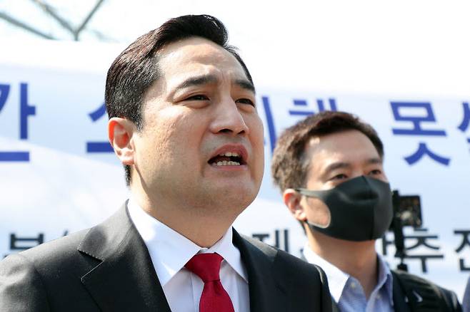 유튜브 채널 가로세로연구소 출연진인 강용석 변호사가 4일 오후 경기 수원시 세류역에서 기자회견을 열고 경기도지사 선거 출마를 선언하고 있다.(사진=연합뉴스)