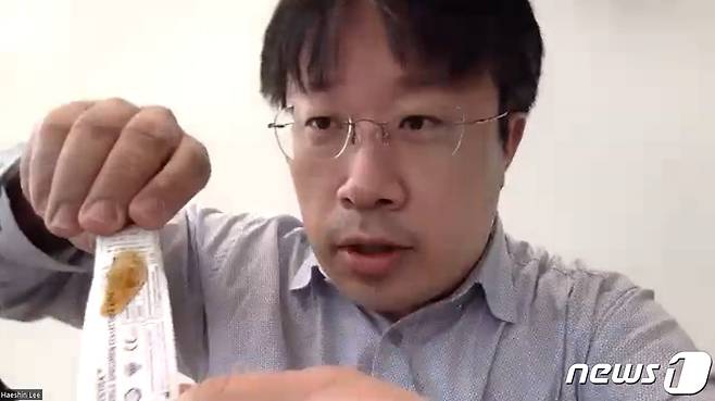 이해신 카이스트 화학과 석좌교수가 지난 6일 오전 〈뉴스1〉과 진행한 비대면 인터뷰에서 모다모다 샴푸의 제형을 시험해 보이고 있다. © 뉴스1
