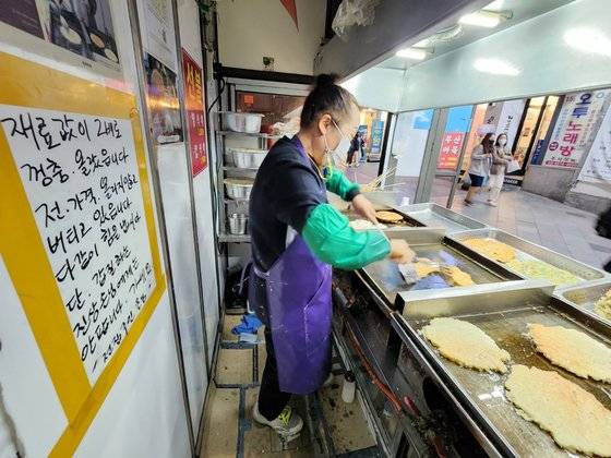 6일 오후 서울 봉천동 노점상에서 원자재 가격 인상과 관련한 안내판을 적어 놓고 장사를 하는 곽미향씨. 김민상 기자