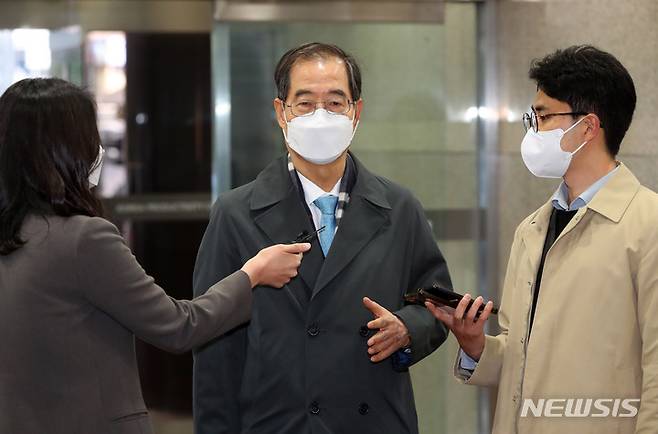 [서울=뉴시스] 배훈식 기자 = 한덕수 국무총리 후보자가 6일 오전 서울 종로구 한국생산성본부 빌딩에 마련된 청문회 준비단 사무실로 출근하며 취재진의 질문에 답하고 있다. 2022.04.06. dahora83@newsis.com