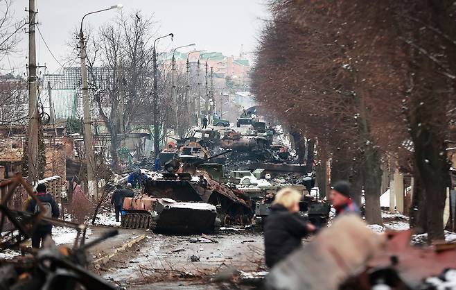 3월1일 우크라이나 키이우 인근 부차에 파괴된 러시아군 차량과 장비 등이 널려 있다. ⓒAP Photo