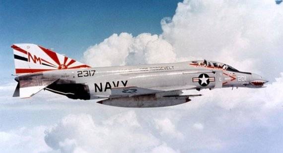 F-4N 팬텀 II 함상전투기. 2차 세계대전 중 대일(對日) 의지를 다지는 의미로 '가라앉는 태양'을 상징한 '선다우너즈(Sundowners)' 도장이 미익에 입혀져 있다. 항공기 동체가 매우 커 내부에 7022L(1855갤런)의 연료를 적재 가능하며, 동체 하부에 4개의 무장장착대가 부착돼 있다. 저익 구조로 설계된 주익은 삼각형의 테이퍼(Taper)형태이며, 주익의 내측은 연료 탱크로 사용되고 외측은 접히도록 설계되어 함상에서 적재공간을 적게 했다. 미익은 보조익과 연동되는 방향타(Rudder)가 있으며, 23도의 하반각을 가