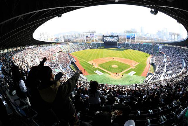 2일 서울 잠실야구장에서 열린 2022 KBO리그 개막전 두산 베어스와 한화 이글스의 경기를 찾은 1만6,271명의 관중들이 경기장을 메운 모습. 최주연 기자
