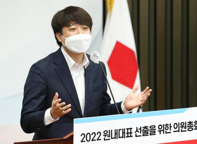 이준석 국민의힘 대표가 8일 원내대표 선출을 위한 국민의힘 의원총회에서 발언하고 있다. 오대근 기자