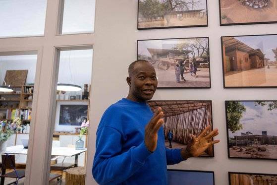 독일 베를린 사무실에 있는 프란시스 케레. ［사진 AFP=연합뉴스］