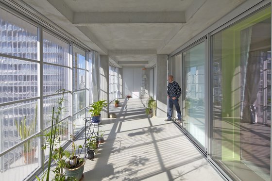 2021년 프리츠커상을 수상한 프랑스 건축가 안 라카통, 장 필립 바살이 개조한 아파트. 베란다가 넓다. [사진 하얏트재단]