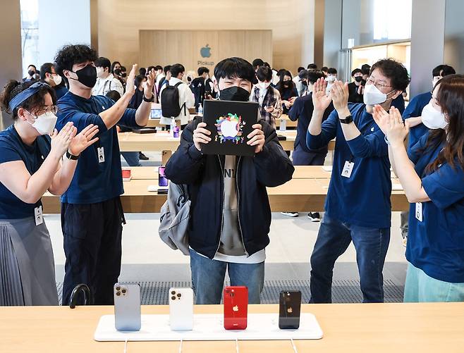 국내 애플스토어 3호점 '애플 명동'이 문을 연 9일 오전 1호 입장 고객이 직원들의 축하를 받고 있다.[연합뉴스]