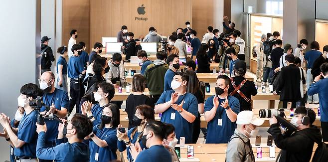 9일 오전 서울 중구 애플 명동이 고객들로 붐비고 있다. [뉴시스]