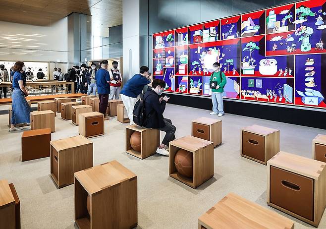 국내 애플스토어 3호점인 '애플 명동'이 문을 연 9일 오전 서울 매장에서 고객들이 기념촬영을 하고 있다.[연합뉴스]