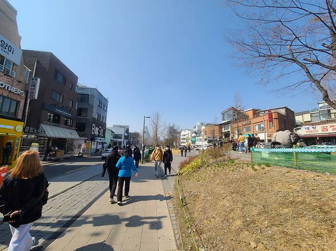 상가시장이 코로나19 거리두기 완화 조치가 시행되며 활기를 찾고 있다. 사진은 홍대입구역 인근. [서영상 기자]