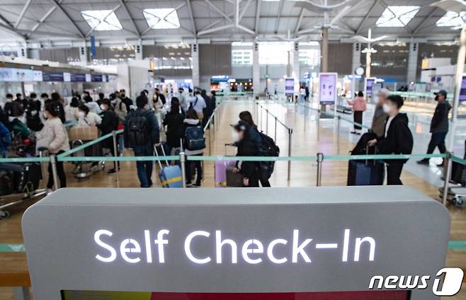 3일 오전 인천국제공항 제1터미널 출국장에서 해외여행을 앞둔 여행객들이 출국수속을 밟고 있다.  2022.4.3/뉴스1 © News1 이재명 기자