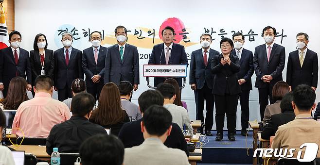 윤석열 대통령 당선인이 10일 오후 서울 종로구 통의동 금융감독원 연수원에 마련된 제20대 대통령직인수위원회에서 8개 부처 장관 인선을 발표하고 있다. 이날 윤 당선인은 경제부총리 겸 기획재정부, 산업통상자원부, 국토교통부, 국방부, 과학기술정보통신부, 보건복지부, 문화체육관광부, 여성가족부 장관 인선을 발표했다. 2022.4.10/뉴스1 © News1 인수위사진기자단