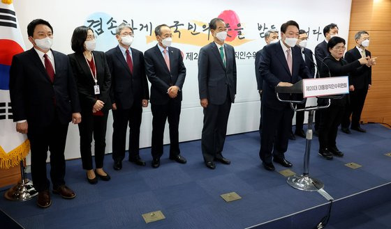 윤석열 대통령 당선인이 10일 오후 서울 종로구 통의동 대통령직인수위원회 기자회견장에서 경제부총리 겸 기획재정부 장관 후보자를 비롯한 8개 부처의 장관 후보자 인선을 발표하고 있다. (사진 왼쪽부터 수어통사역사는 제외) 원희룡 국토교통부 장관, 김현숙 여성가족부 장관, 박보균 문화체육관광부 장관, 추경호 경제부총리 겸 기획재정부 장관 후보자, 한덕수 국무총리 후보자, 이종섭 국방부 장관, 윤 당선인, 이창양 산업통상부 장관, 정호영 보건복지부 장관, 이종호 과학기술정통부 장관 후보자. 인수위사진기자단