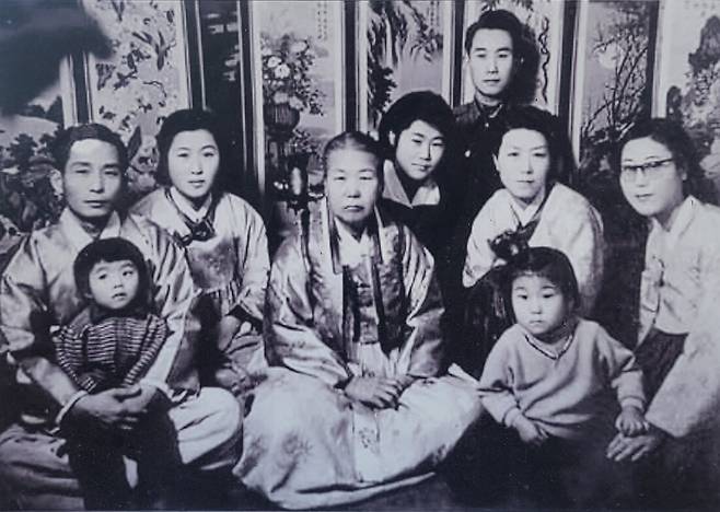 친정어머니 회갑 기념촬영. 육영수와 딸 박근혜가 오른쪽 두번째에 나란히 있다.