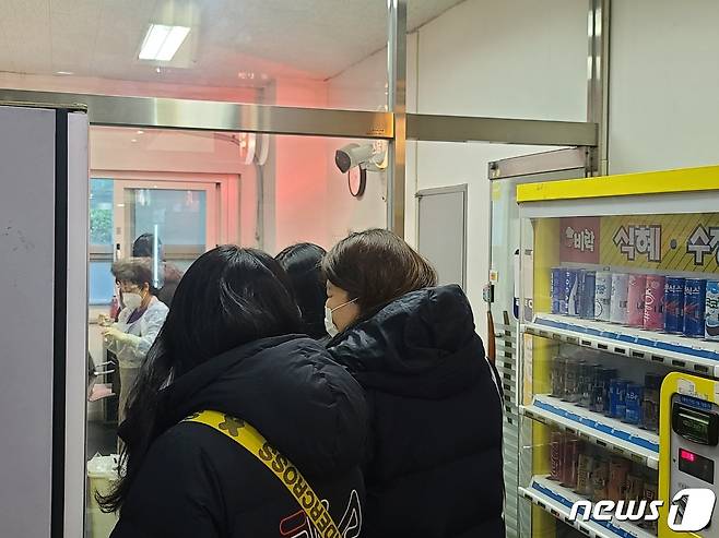 대전 한 병원에서 코로나19 신속항원검사를 받기 위해 시민들이 줄지어 기다리고 있다. © 뉴스1
