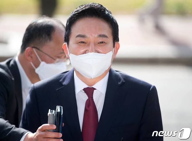 원희룡 국토교통부 장관 후보자가 11일 오전 경기도 과천시 정부과천청사 2동에 마련된 청문회 준비 사무실로 출근하며 취재진 질문에 답하고 있다. 2022.04.11/뉴스1 © News1 박세연 기자