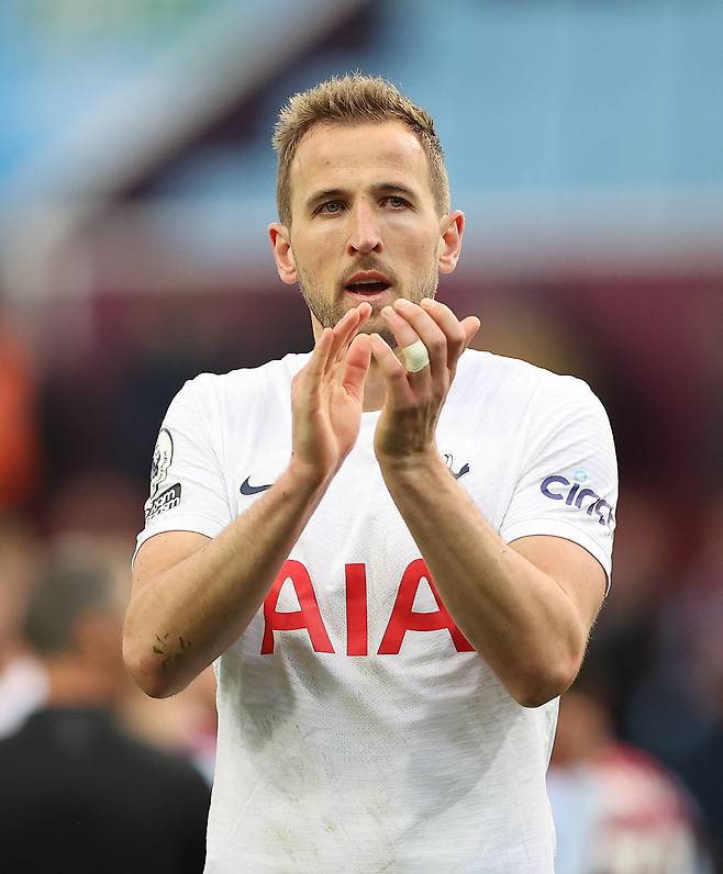 Soccer Football - Premier League - Aston Villa v Tottenham Hotspur - Villa Park, Birmingham, Britain - April 9, 2022  Tottenham Hotspur's Harry Kane applauds fans after the match Action Images via Reuters/Molly Darlington EDITORIAL USE ONLY. No use with unauthorized audio, video, data, fixture lists, club/league logos or 'live' services. Online in-match use limited to 75 images, no video emulation. No use in betting, games or single club /league/player publications.  Please contact your account representative for further details.







<저작권자(c) 연합뉴스, 무단 전재-재배포 금지>
