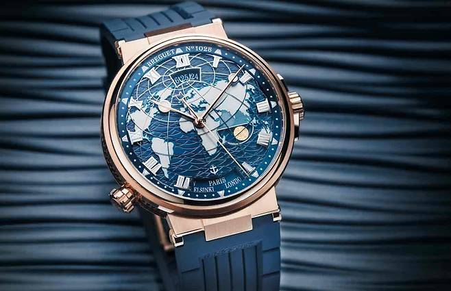 브레게에서 새롭게 선보인 ‘마린 오라문디 5557BR’. 브레게의 대표적인 ‘마린’ 컬렉션에 메모리 기능을 탑재한 ‘듀얼 타임 디스플레이’를 적용했다.