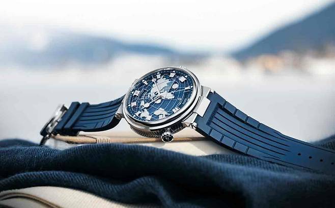 마린 오라문디 5557BB. 사진은 러버 스트랩(시곗줄) 제품. 이 외에도 가죽 스트랩, 골드 브레이슬릿 등이 있다. 100m 방수. 55시간 파워리저브(움직임이 없어도 시계가 작동하는 시간). /브레게