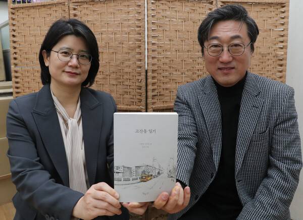 8일 서울 마포구 공덕동 한겨레신문사에서 <고잔동 일기>를 함께 낸 이현정(왼쪽) 김익한 교수가 책을 들고 사진을 찍고 있다. 김태형 기자 xogud555@hani.co.kr