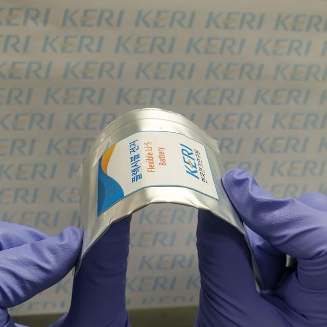 한국전기연구원이 개발한 '저비용 플렉시블 고용량 리튬황배터리'. KERI제공