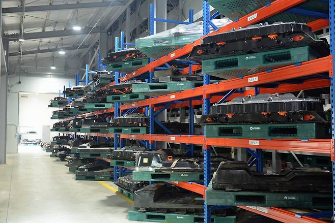 6일 경기 시흥시 미래폐자원 거점수거센터 내에서 보관 중인 대형 전기차 폐배터리들. 일반적인 배터리보다 큰 것들은 별도 보관한다. 사진 한국환경공단