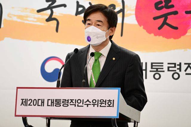 이용호 제20대 대통령직인수위원회 정무사법행정분과 간사가 11일 서울 종로구 통의동 인수위원회 공동기자회견장에서 나이 계산법 통일에 관한 브리핑을 하고 있다. 인수위사진기자단
