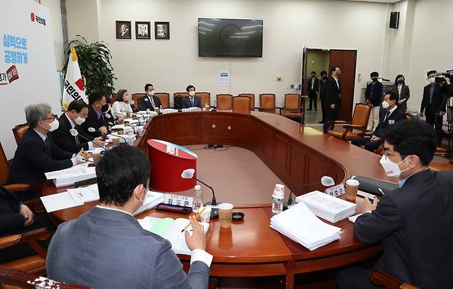 오세훈 서울시장이 지난 8일 국회에서 국민의힘 제8회 전국동시지방선거 광역단체장 공천신청자 면접을 보고 있다.&nbsp; &nbsp; 공동취재사진