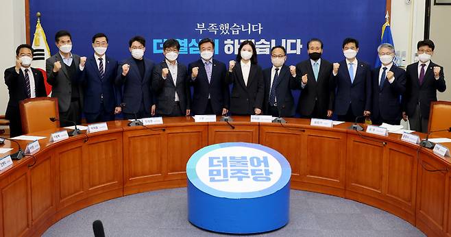 더불어민주당 윤호중 공동비대위원장과 박지현 공동비대위원장이 지난 7일 오전 서울 여의도 국회 당대표실에서 열린 전국위원회 위원장단 간담회에서 참석자들과 함께 6.1 지방선거 승리를 다짐하며 화이팅을 외치고 있다. 왼쪽부터 민병덕 조직부총장, 이원택 전국농어민위원장, 장경태 전국청년위원장, 박영훈 전국대학생위원장, 박해철 전국노동위원장, 윤호중 공동비대위원장, 박지현공동비대위원장, 윤희식 전국장애인위원장, 김손 전국노인위원장, 김민기 사무총장, 민형배 사회적경제위원장, 진성준 을지키는민생실천위원장.&nbsp; &nbsp;공동취재사진