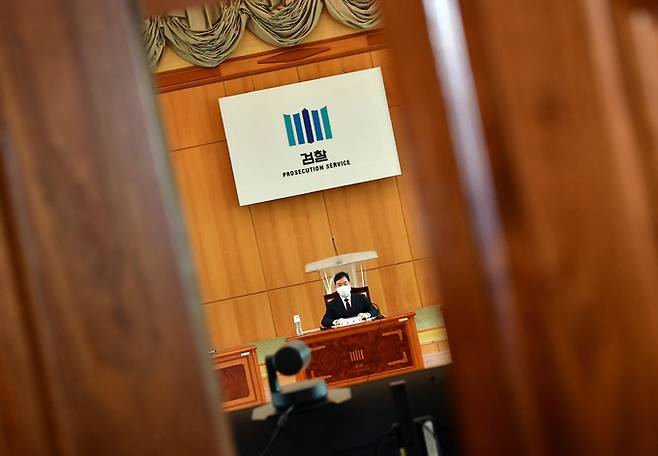 김오수 검찰총장이 11일 서울 서초동 대검찰청에서 열린 전국 검사장 회의에서 모두발언을 하고 있다. 뉴스1