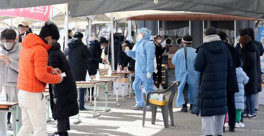 지난달 16일 대전 유성구 월드컵경기장에 마련된 코로나19 선별진료소에서 시민들이 줄지어 신속항원검사를 받고 있는 모습. 최은성 기자