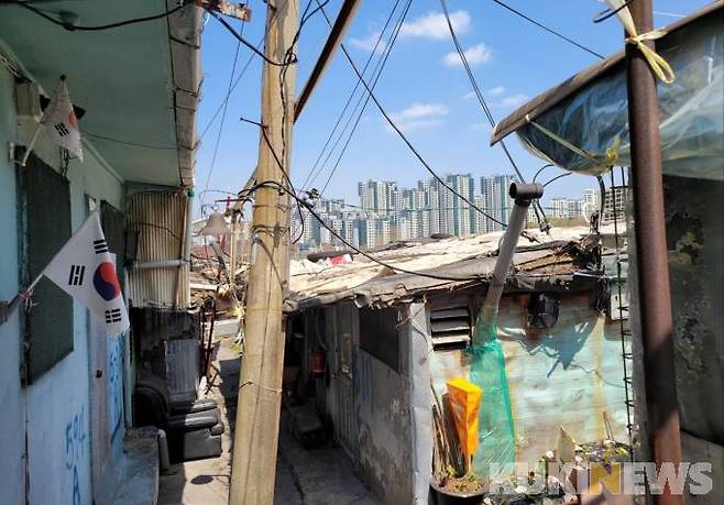 서울 강남구 개포동 구룡마을. 판자촌 뒤로 고층 아파트가 보이며 다소 이질적인 풍경이 그려졌다.&nbsp; &nbsp;사진=조현지 기자&nbsp;