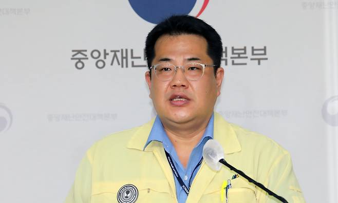 정부가 다음 주부터 사회적 거리두기를 전폭적으로 완화 조정할 가능성을 내비췄다. 손영래 중앙사고수습본부 사회전략반장이 사진은 손영래 중앙사고수습본부 사회전략반장이 지난해 10월13일 정부세종청사 보건복지부 브리핑실에서 코로나19 중앙재난안전대책본부 브리핑을 하고 있다. /사진=뉴스1