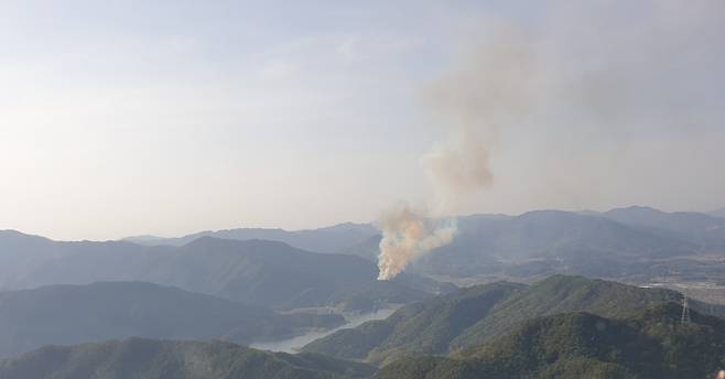 [순천=뉴시스] 김혜인 기자 = 12일 오후 전남 순천시 주암면 한 야산에서 불이나 산림당국이 불을 끄고 있다. 2022.04.12.(사진=산림청 제공) photo@newsis.com
