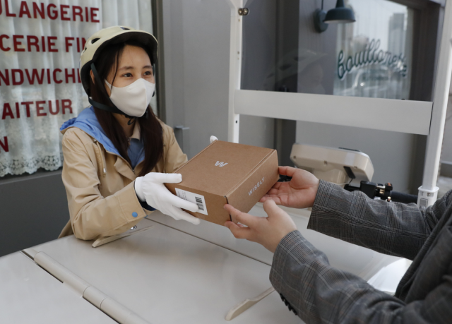 hy의 프레시 매니저가 한 고객에게 와이즐리의 면도기를 배달하고 있다. 사진 제공=hy