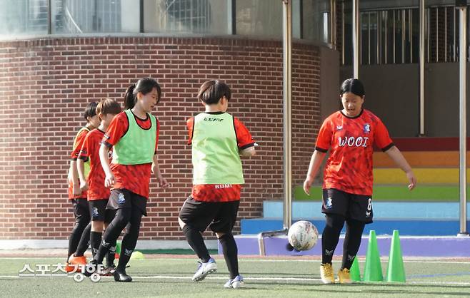 우이초등학교 여자축구부 학생들이 8일 오후 이동 컨트롤 연습을 하고 있다. 이두리 기자