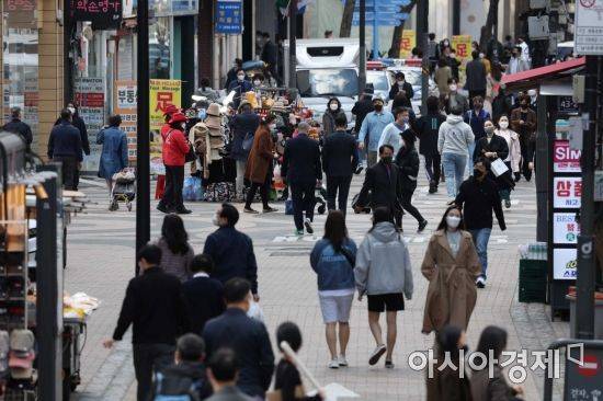 정부가 사회적 거리두기 조정방안을 발표한 1일 서울 명동에서 직장인들이 점심식사를 위해 이동하고 있다. 오는 4일부터 2주간 사적모임 인원 제한이 기존 8명에서 10명으로 확대된다. 영업제한 시간도 밤 11시에서 자정까지 연장된다. 정부는 향후 2주간 코로나19 유행이 확연히 감소세로 전환하고 위중증 환자와 의료체계가 안정적으로 관리된다면, 실내 마스크를 제외한 모든 방역규제 해제를 검토할 계획이다. /문호남 기자 munonam@