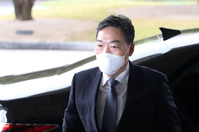 김오수 검찰총장이 지난 12일 서울 서초구 대검찰청으로 출근하고 있다. /뉴스1